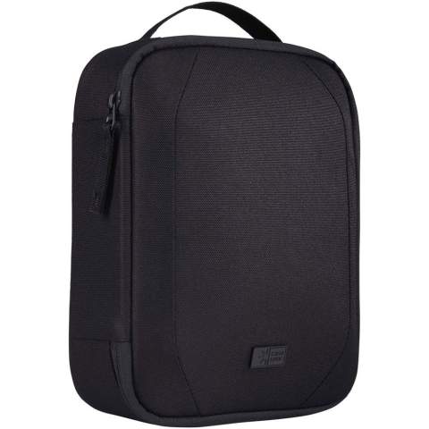 De Case Logic Invigo accessoiretas biedt ruimte voor kabels, oordopjes, adapters en andere persoonlijke spullen. Het is handig om in een grotere tas of op zichzelf te gebruiken. Deze tas is gemaakt met een buitenkant van 100% gerecycled 600D-polyester en een voering van 150D-polyester. Met een pennenzak, een ritsvak, een groot steekvak en speciale opbergvakken voor grotere spullen zoals een koptelefoon.
