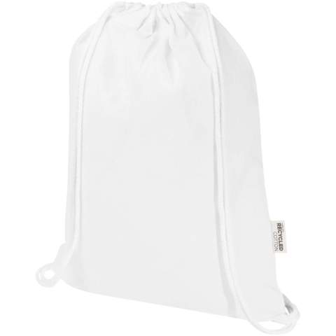 Le sac avec cordon de serrage Oregon Blend, fabriqué à partir de 60 % de coton recyclé certifié GRS et de 40 % de RPET certifié GRS, est le cadeau idéal à distribuer pour promouvoir votre marque ou votre campagne marketing. Ce sac léger est peu coûteux, facile à porter sur le dos ou sur l'épaule et offre suffisamment d'espace pour ajouter un logo, slogan ou autre message. Le cordon de serrage permet de l'ouvrir et de le fermer facilement, et le coton de 140 g/m² est solide et durable. Grand compartiment principal avec fermeture à cordon en coton. Les méthodes d'impression disponibles pour ce sac shopping sont également certifiées GRS, ce qui garantit que l'ensemble de la chaîne d'approvisionnement est transparente et certifiée. Fabriqué en Inde. Capacité de charge maximale de 5 kg. Capacité : 5 litres.