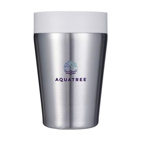 Doppelwandiger, wiederverwendbarer Kaffee-to-go-Thermosbecher mit Deckel von Circular&Co. Der Becher besteht zu 98% aus recyceltem Edelstahl. Der Deckel besteht aus PP und ist zu 100% recycelbar. Die isolierende Wirkung hält Ihr Getränk lange auf der richtigen Temperatur. Der Deckel dieser Kaffeebecher verfügt über besondere innovative Funktionen wie einen trust-lock™-Mechanismus und einen swift-click™-Verschluss. Zum Trinken den Deckel drücken. Klicken Sie auf den Deckel, um den Becher zu schließen und drehe um den Deckel zu verriegeln. Das geht ganz einfach mit einer Hand. Darüber hinaus verfügt der Deckel über eine klare Öffnungs- und Schließposition für ein noch besseres 360-Grad-Trinkerlebnis, sodass Sie aus jedem Winkel trinken können. Dieser ideale Becher ist daher 100% auslauf- und kleckerfrei und ideal für unterwegs. BPA-frei, Melamin-frei und lebensmittelecht. Spülmaschinengeeignet. Um den Aufdruck zu erhalten, wird Waschen von Hand empfohlen. Inklusive Gebrauchsanweisung. Fassungsvermögen 227 ml. Verpackt pro Stück.