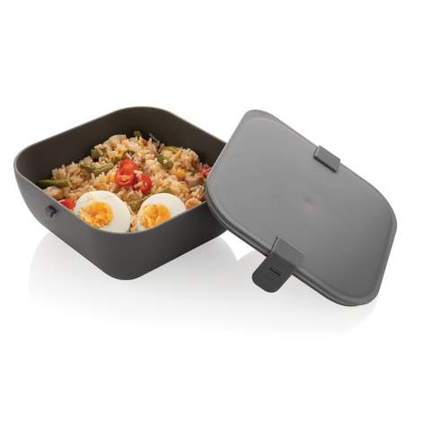 This stylish and sturdy lunchbox fits perfectly with a healthy lifestyle. Its square shape makes it ideal for delicious salads, but also for heating up pasta or just holding your sandwiches. Made from PP, it is dishwasher and microwave safe. Silicone grip closure. Capacity 1.1 litre.