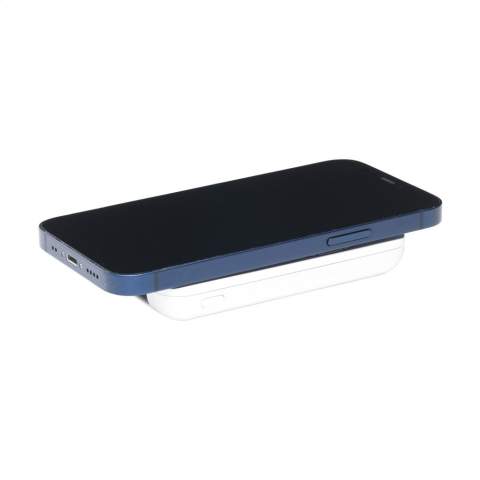Batterie externe magnétique sans fil avec batterie polymère intégrée (5 000 mAh) et fabriquée en ABS recyclé. Pour charger votre dispositif, poussez simplement le chargeur sur l'arrière de votre téléphone portable. Les aimants intégrés (17 aimants N52H de haute qualité et résistants à la chaleur) de ce chargeur sont parfaitement alignés et garantissent un positionnement correct de votre téléphone et par conséquent une charge optimale. Un anneau métallique magnétique supplémentaire est également inclus, de sorte qu'il est aussi possible de recharger des smartphones qui peuvent être chargés sans fil mais qui ne disposent pas de la fonction de recharge par induction magnétique. Compatible avec tous les dispositifs mobiles prenant en charge le chargement sans fil QI (dernière génération Android et iPhone 8 ou supérieur). Pour les autres modèles de téléphone, ce produit peut être utilisé comme un chargeur sans fil ordinaire. Entrée et sortie de type C : 5 V/2A. Sortie USB : 5V/2A. Sortie sans fil 5V/1A 5 W. Comprend un câble de charge de type C et un mode d'emploi. Ce produit et ses accessoires sont fabriqués sans PVC. Certifié RCS. Matière recyclée totale : 30%. Par pièce dans une boîte.