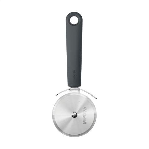 Coupe à pizza/à pâte Brabantia pour couper la pâte, la pizza et les pizzas à la poêle. La lame rotative est tranchante, a un grand diamètre et est fabriquée en acier inoxydable de haute qualité. Avec poignée ergonomique en plastique et œillet de suspension. Avec étui de protection transparent et bouton-pression. Passe au lave-vaisselle. 100% recyclable. Avec 5 ans de garantie fabricant.