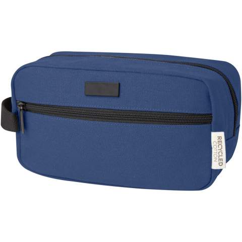 Pochette pour accessoires de voyage  en toile recyclée certifiée GRS et doublure en RPET certifiée GRS. Dotée d'une poche frontale zippée et d'un compartiment principal zippé avec des poches de rangement, et d'une sangle confortable. La plaque métallique décorative peut faire briller un logo grâce à sa finition subtile et mate. Capacité : 3,5 litres.
