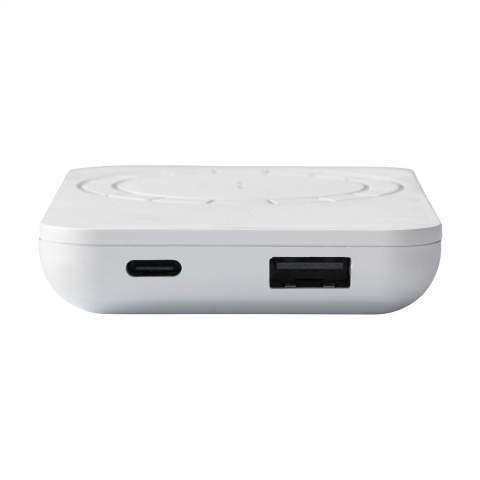 Batterie externe magnétique sans fil avec batterie polymère intégrée (5 000 mAh) et fabriquée en ABS recyclé. Pour charger votre dispositif, poussez simplement le chargeur sur l'arrière de votre téléphone portable. Les aimants intégrés (17 aimants N52H de haute qualité et résistants à la chaleur) de ce chargeur sont parfaitement alignés et garantissent un positionnement correct de votre téléphone et par conséquent une charge optimale. Un anneau métallique magnétique supplémentaire est également inclus, de sorte qu'il est aussi possible de recharger des smartphones qui peuvent être chargés sans fil mais qui ne disposent pas de la fonction de recharge par induction magnétique. Compatible avec tous les dispositifs mobiles prenant en charge le chargement sans fil QI (dernière génération Android et iPhone 8 ou supérieur). Pour les autres modèles de téléphone, ce produit peut être utilisé comme un chargeur sans fil ordinaire. Entrée et sortie de type C : 5 V/2A. Sortie USB : 5V/2A. Sortie sans fil 5V/1A 5 W. Comprend un câble de charge de type C et un mode d'emploi. Ce produit et ses accessoires sont fabriqués sans PVC. Certifié RCS. Matière recyclée totale : 30%. Par pièce dans une boîte.