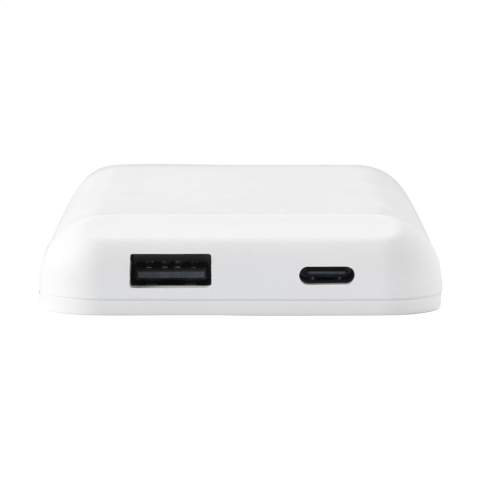 Batterie externe magnétique sans fil avec batterie polymère intégrée (5 000 mAh) et fabriquée en ABS recyclé. Pour charger votre dispositif, poussez simplement le chargeur sur l'arrière de votre téléphone portable. Les aimants intégrés (17 aimants N52H de haute qualité et résistants à la chaleur) de ce chargeur sont parfaitement alignés et garantissent un positionnement correct de votre téléphone et par conséquent une charge optimale. Un anneau métallique magnétique supplémentaire est également inclus, de sorte qu'il est aussi possible de recharger des smartphones qui peuvent être chargés sans fil mais qui ne disposent pas de la fonction de recharge par induction magnétique. Compatible avec tous les dispositifs mobiles prenant en charge le chargement sans fil QI (dernière génération Android et iPhone 8 ou supérieur). Pour les autres modèles de téléphone, ce produit peut être utilisé comme un chargeur sans fil ordinaire. Entrée et sortie de type C : 5 V/2A. Sortie USB : 5V/2A. Sortie sans fil 5V/1A 5 W. Comprend un câble de charge de type C et un mode d'emploi. Ce produit et ses accessoires sont fabriqués sans PVC. Certifié RCS. Matière recyclée totale : 30%. Par pièce dans une boîte.