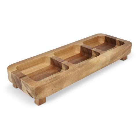 Cette table à en-cas en bois d'acacia est une création originale d'InSideOut. Elle est parfaite pour servir des noix, des cacahuètes, des tapas ou des cubes de fromage lors d'un apéritif convivial. La table mesure 35 cm de long, est dotée de bols préformés et constitue la pièce maîtresse de toute table à boissons. Le bois d'acacia certifié FSC a une belle structure de grain et une couleur chaude, ce qui le rend non seulement pratique mais aussi très décoratif. En outre, le bois d'acacia est durable, résistant à l'eau et antibactérien, ce qui vous permet d'en profiter longtemps. Pour que vous puissiez profiter de la table à goûter le plus longtemps possible, il est conseillé de la graisser avec de l'huile de bois avant la première utilisation et de ne pas la mettre au lave-vaisselle. En bref, cet aspect original est un choix élégant et fonctionnel pour toute fête. Un logo peut être placé sur le bord de la table. 
