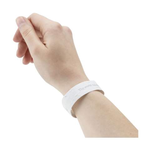 WoW! Un bracelet de festival fabriqué à partir de papier ensemencé 100% recyclé et recyclable. Peut être planté pour faire pousser des fleurs après utilisation. Avec une fermeture à bande adhésive. Incl. l'impression en couleur sur 1 côté. La solution idéale pour contrôler l'accès aux événements et festivals. Promotionnel et fonctionnel. Un mélange de graines de fleurs est collé entre deux couches de vieux papiers recyclés (40 g/m²). Lorsque l'événement est terminé, vous pouvez planter le bracelet biodégradable et voir les graines pousser en fleurs.  Le mélange de fleurs des champs se compose de : Feverfew (Grande Camomille) – Veilweed – Snapdragon (Muflier) – Crooked Flower – Silver Shield (Plectranthus argentatus) – Mexican (Dahlia) – Petunia – Salvia – Summer Azalea (Rhododendron) – Ice Flower. Un cadeau écologique qui contribue également au maintien d'une population d'abeilles en bonne santé.