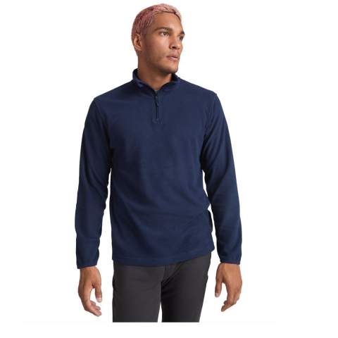 Microfleece met halve rits in nek- en kinbeschermer. Manchetten met bijpassende elastische bies. Verwijderbaar etiket. Het model is 190 cm en draagt maat L.