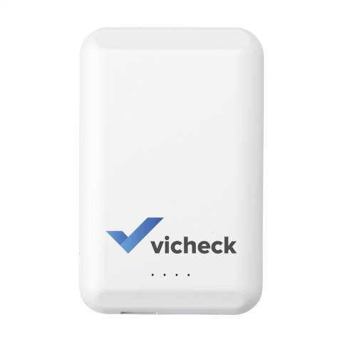 Batterie externe magnétique sans fil avec batterie polymère intégrée (5 000 mAh) et fabriquée en ABS recyclé. Pour charger votre dispositif, poussez simplement le chargeur sur l'arrière de votre téléphone portable. Les aimants intégrés (17 aimants N52H de haute qualité et résistants à la chaleur) de ce chargeur sont parfaitement alignés et garantissent un positionnement correct de votre téléphone et par conséquent une charge optimale. Un anneau métallique magnétique supplémentaire est également inclus, de sorte qu'il est aussi possible de recharger des smartphones qui peuvent être chargés sans fil mais qui ne disposent pas de la fonction de recharge par induction magnétique. Compatible avec tous les dispositifs mobiles prenant en charge le chargement sans fil QI (dernière génération Android et iPhone 8 ou supérieur). Pour les autres modèles de téléphone, ce produit peut être utilisé comme un chargeur sans fil ordinaire. Entrée et sortie de type C : 5 V/2A. Sortie USB : 5V/2A. Sortie sans fil 5V/1A 5 W. Comprend un câble de charge de type C et un mode d'emploi. Ce produit et ses accessoires sont fabriqués sans PVC. Certifié RCS. Matière recyclée totale : 30%. Par pièce dans une boîte.
