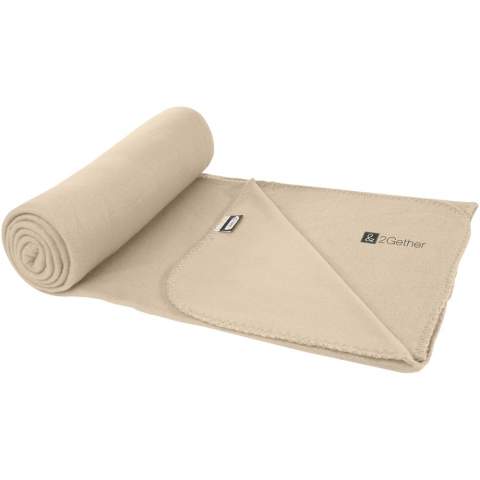 GRS certified RPET polar fleece blanket suitable for indoor and outdoor use. Comes with a 190T RPET carry pouch with drawstring closure. Packed in a recycled polybag. Pouch size: length 34 cm, diameter 13 cm.