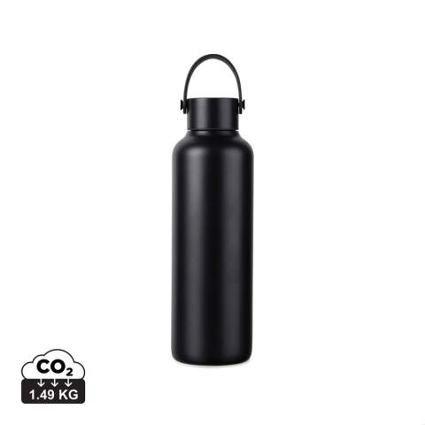 Bouteille sous vide à double paroi, fabriquée en acier inoxydable recyclé certifié RCS, offre à la fois performance et style. Conçue avec une poignée minimaliste en PU et des détails noirs qui capturent l'essence de la série Baltimore. L'isolation à double paroi maintient la température des boissons froides jusqu'à 12 heures, et chaudes jusqu'à 6 heures, que vous ayez besoin de rester au frais avec une boisson réfrigérée ou de déguster une boisson chaude lors de vos déplacements. Ne passe ni au lave-vaisselle ni au micro-ondes, mais se lave uniquement à la main. Certifié par RCS (Recycled Claim Standard), la certification RCS garantit que l'ensemble de la chaîne d'approvisionnement en matériaux recyclés est certifiée. Le contenu recyclé total est basé sur le poids total du produit. Ce produit contient 80 % d'acier inoxydable recyclé certifié RCS.<br /><br />HoursHot: 6<br />HoursCold: 12