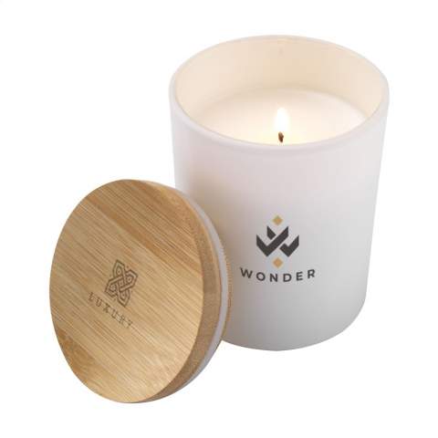 Duftkerze im Glas. Die brennende Kerze verbreitet einen angenehmen Vanilleduft. Brenndauer: 40 Stunden. Der Deckel aus Bambus ist mit einer Silikonkante versehen. Pro Stück in einer Verpackung.
