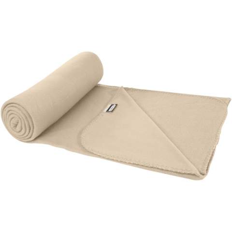 GRS certified RPET polar fleece blanket suitable for indoor and outdoor use. Comes with a 190T RPET carry pouch with drawstring closure. Packed in a recycled polybag. Pouch size: length 34 cm, diameter 13 cm.