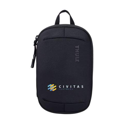 Kompaktes Etui aus Nylon/Polyester der Marke Thule. Ideal zum Aufbewahren und Transportieren von Kabeln, Ladegeräten und anderen kleinen Accessoires. Das Etui hat auch Platz für persönliche Gegenstände wie Reisepass, Führerschein oder Schlüssel. Es ist mit einem robusten Reißverschluss und verschiedenen Staufächern ausgestattet. Passt problemlos in eine Tasche oder einen Rucksack, perfekt für unterwegs.