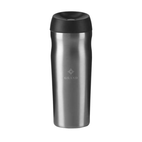 WoW! Doppelwandige, auslaufsichere Thermobecher aus recyceltem Edelstahl, mit Schraubverschluss. Mit nur einem Druck auf den Knopf öffnet und schließt sich der Verschluss. Nicht spülmaschinengeeignet. RCS-zertifiziert. Gesamtes recyceltes Material: 84%. Fassungsvermögen 450 ml.     Edelstahl kann viele Male recycelt werden – die Qualität des Materials bleibt dabei weitgehend erhalten. Durch die Verwendung von recyceltem Edelstahl kommt eine geringere Menge an neuen Rohstoffen zum Einsatz. Das bedeutet weniger Energieverbrauch und weniger Wasserverbrauch. Wird einzeln in einem Kraftkarton geliefert.