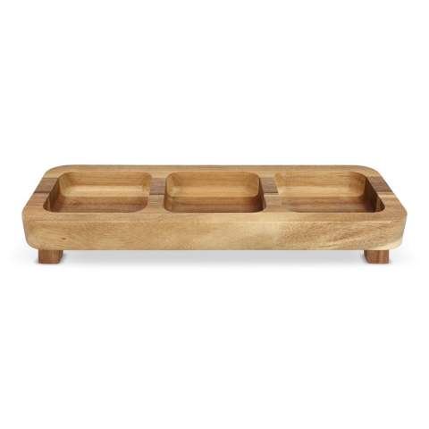Cette table à en-cas en bois d'acacia est une création originale d'InSideOut. Elle est parfaite pour servir des noix, des cacahuètes, des tapas ou des cubes de fromage lors d'un apéritif convivial. La table mesure 35 cm de long, est dotée de bols préformés et constitue la pièce maîtresse de toute table à boissons. Le bois d'acacia certifié FSC a une belle structure de grain et une couleur chaude, ce qui le rend non seulement pratique mais aussi très décoratif. En outre, le bois d'acacia est durable, résistant à l'eau et antibactérien, ce qui vous permet d'en profiter longtemps. Pour que vous puissiez profiter de la table à goûter le plus longtemps possible, il est conseillé de la graisser avec de l'huile de bois avant la première utilisation et de ne pas la mettre au lave-vaisselle. En bref, cet aspect original est un choix élégant et fonctionnel pour toute fête. Un logo peut être placé sur le bord de la table. 
