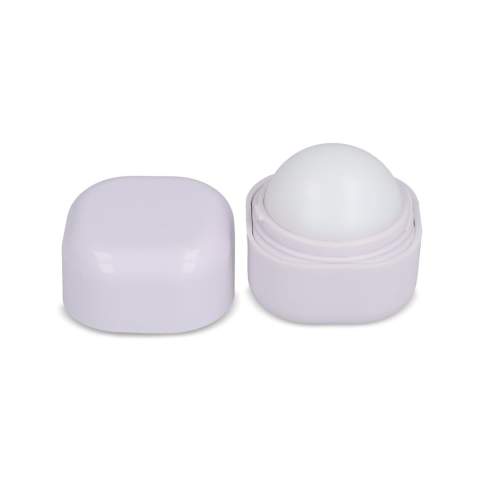 Lippenbalsem in een kubusvormig potje gemaakt van gerecycled ABS. De ronde balvorm binnenin zorgt voor een gladde applicatie voor hydraterende verzorging.