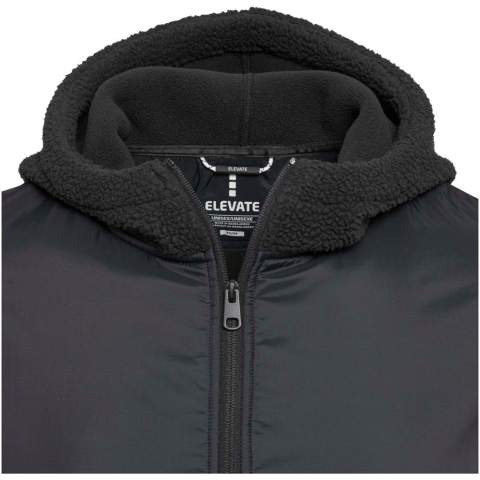 Der Evans Sherpa Fleecepullover ist aus recyceltem GRS-Polyester hergestellt, mit einem Kontraststoff aus 100 % recyceltem GRS-Nylon, das für einen modernen Look sorgt und gleichzeitig die Umweltbelastung reduziert. Dieser Fleecesweater bietet einen leicht übergroßen Schnitt für einen lässigen Look. Der 1/4-Reißverschluss in der Mitte der Vorderseite und die Kapuze bieten individuellen Schutz bei wechselnden Wetterbedingungen. Ob Sie die Natur erkunden oder einfach nur zu Hause chillen, der Evans Unisex Sherpa Fleece-Hoodie verspricht unvergleichlichen Komfort und modernen Style.