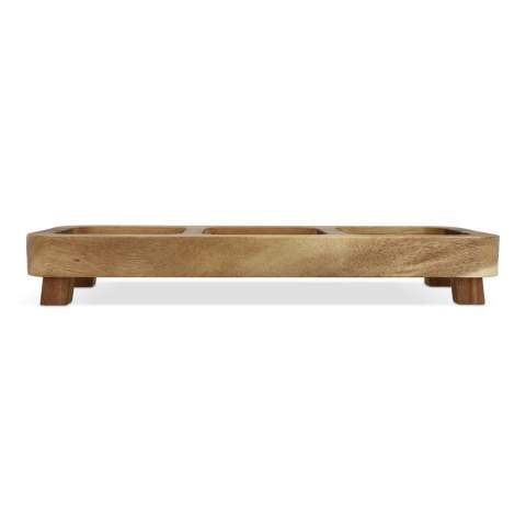 Cette table à en-cas en bois d'acacia est une création originale d'InSideOut. Elle est parfaite pour servir des noix, des cacahuètes, des tapas ou des cubes de fromage lors d'un apéritif convivial. La table mesure 35 cm de long, est dotée de bols préformés et constitue la pièce maîtresse de toute table à boissons. Le bois d'acacia certifié FSC a une belle structure de grain et une couleur chaude, ce qui le rend non seulement pratique mais aussi très décoratif. En outre, le bois d'acacia est durable, résistant à l'eau et antibactérien, ce qui vous permet d'en profiter longtemps. Pour que vous puissiez profiter de la table à goûter le plus longtemps possible, il est conseillé de la graisser avec de l'huile de bois avant la première utilisation et de ne pas la mettre au lave-vaisselle. En bref, cet aspect original est un choix élégant et fonctionnel pour toute fête. Un logo peut être placé sur le bord de la table. 
