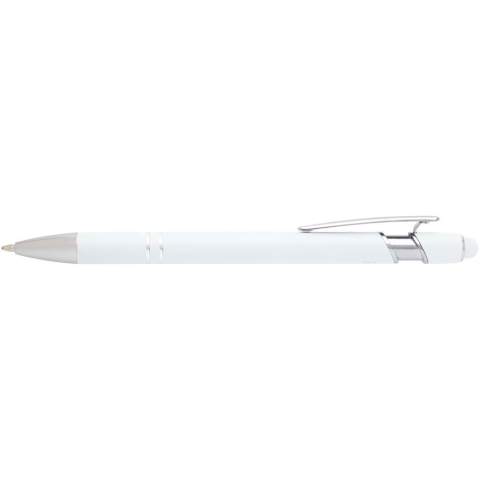 Der Kish Kugelschreiber in Silber hat einen Schaft aus recyceltem Aluminium und einen Stylus aus Silikon. Recyceltes Aluminium reduziert die Menge an Deponiemüll, schont die natürlichen Ressourcen und reduziert die Treibhausgasemissionen. Tintenfarbe: Blau. Schreiblänge: 800 Meter. Schreibspitze: 1 mm.
