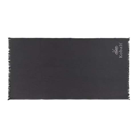 Serviette hammam ultra-légère est idéale à emporter à la plage. Sa qualité d'absorption rapide et son toucher doux offrent un confort ultime tout en minimisant l'impact sur l'environnement. Fabriquée à partir de 50 % de coton recyclé. Avec le traceur AWARE™ qui valide l'utilisation authentique de coton recyclé. 2 % des recettes de chaque produit Impact vendu seront reversés à Water.org. Lavable en machine. Fabriqué au Portugal. Taille 180x100cm.