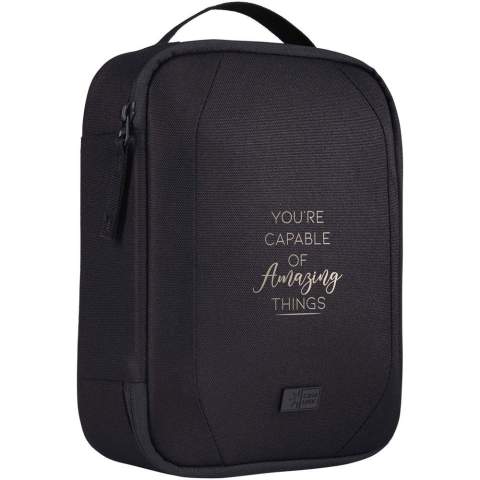 De Case Logic Invigo accessoiretas biedt ruimte voor kabels, oordopjes, adapters en andere persoonlijke spullen. Het is handig om in een grotere tas of op zichzelf te gebruiken. Deze tas is gemaakt met een buitenkant van 100% gerecycled 600D-polyester en een voering van 150D-polyester. Met een pennenzak, een ritsvak, een groot steekvak en speciale opbergvakken voor grotere spullen zoals een koptelefoon.