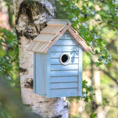 Transformez votre jardin en paradis d'oiseaux avec ce nichoir fraîchement coloré. Avec son ouverture de 30 mm, il convient aux petits oiseaux du jardin, y compris les mésanges noires et les moineaux. Panneau de 15 mm pour l'isolation et base fendue pour le drainage.