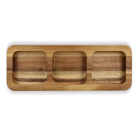 Cette table à en-cas en bois d'acacia est une création originale d'InSideOut. Elle est parfaite pour servir des noix, des cacahuètes, des tapas ou des cubes de fromage lors d'un apéritif convivial. La table mesure 35 cm de long, est dotée de bols préformés et constitue la pièce maîtresse de toute table à boissons. Le bois d'acacia certifié FSC a une belle structure de grain et une couleur chaude, ce qui le rend non seulement pratique mais aussi très décoratif. En outre, le bois d'acacia est durable, résistant à l'eau et antibactérien, ce qui vous permet d'en profiter longtemps. Pour que vous puissiez profiter de la table à goûter le plus longtemps possible, il est conseillé de la graisser avec de l'huile de bois avant la première utilisation et de ne pas la mettre au lave-vaisselle. En bref, cet aspect original est un choix élégant et fonctionnel pour toute fête. Un logo peut être placé sur le bord de la table. 
