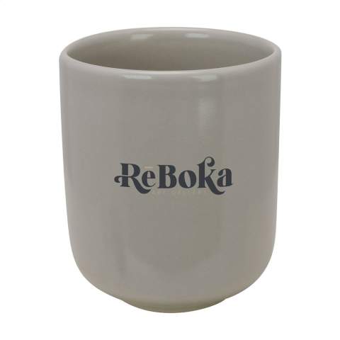 Grote, stoere mok zonder oor. Van hoogwaardig keramiek. De praktische mok heeft een tijdloos design in een halfmatte uitvoering en ligt prettig in de hand. Vaatwasserbestendig. Inhoud 350 ml. De opdruk is vaatwasmachine getest en gecertificeerd: EN 12875-2. Per stuk in kraft doos.