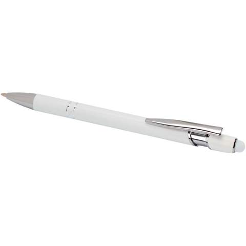 Der Kish Kugelschreiber in Silber hat einen Schaft aus recyceltem Aluminium und einen Stylus aus Silikon. Recyceltes Aluminium reduziert die Menge an Deponiemüll, schont die natürlichen Ressourcen und reduziert die Treibhausgasemissionen. Tintenfarbe: Blau. Schreiblänge: 800 Meter. Schreibspitze: 1 mm.