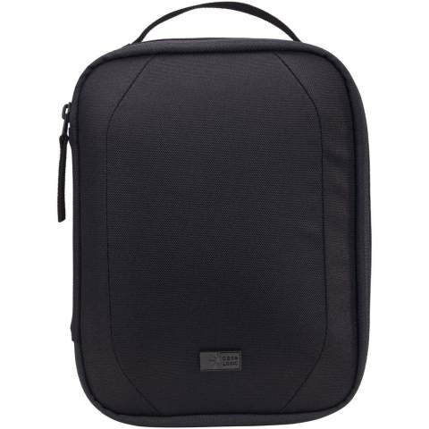 De Case Logic Invigo accessoiretas biedt ruimte voor kabels, oordopjes, adapters en andere persoonlijke spullen. Het is handig om in een grotere tas of op zichzelf te gebruiken. Deze tas is gemaakt met een buitenkant van 100% gerecycled 600D-polyester en een voering van 150D-polyester. Met een pennenzak, een ritsvak, een groot steekvak en speciale opbergvakken voor grotere spullen zoals een koptelefoon.