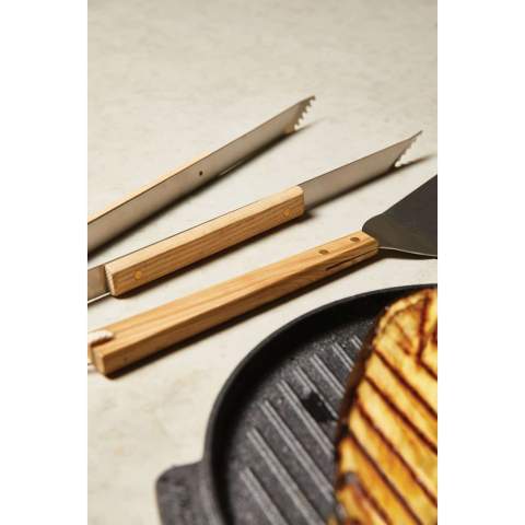 A solid stainless steel spatula, perfect for frying fish or pizza. Ash wood handle.