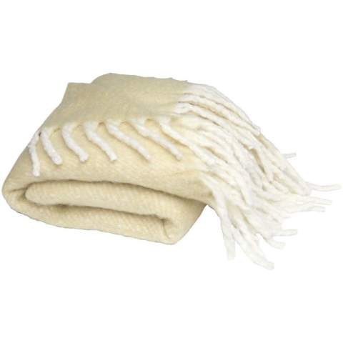 La couverture tricotée Dolly ajoute chaleur et style à tout espace de vie.
Fabriquée à partir d’un mélange doux mais durable de 90 % de polyester recyclé certifié GRS et de 10 % d’acrylique, elle offre un confort qui vous fait du bien. Avec ses 125 x 150 cm, c’est la taille idéale pour rester bien au chaud à la maison, au bureau ou partout où vous avez besoin d’une couche supplémentaire.