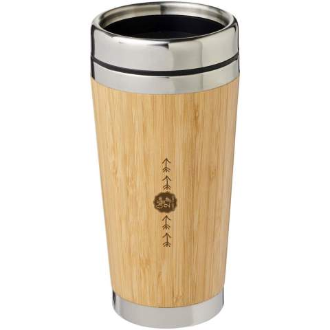 Dubbelwandige geïsoleerde beker van roestvrij staal, afgewerkt met een buitenzijde van natuurlijk bamboe. Hij houdt dranken tot 2 uur warm en 4 uur koud. Drinken kan eenvoudig via het drukdeksel dat met een schuifje gesloten kan worden.
