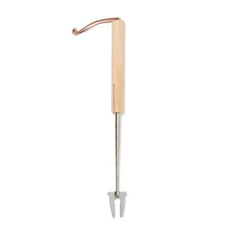 De grillspies is perfect voor gebruik boven een open vuur. De grillspies kan worden uitgeschoven door middel van een uitschuifbare handgreep. Prikvork en houten handvat. De weerhaken van de vork zijn zo ontworpen dat wat u grilt stevig vastzit aan de stok, zodat er geen voedsel in de grill of het vuur kan komen. Praktisch lederen koord om op te hangen. Uitgeschoven lengte: ca. 70 cm.