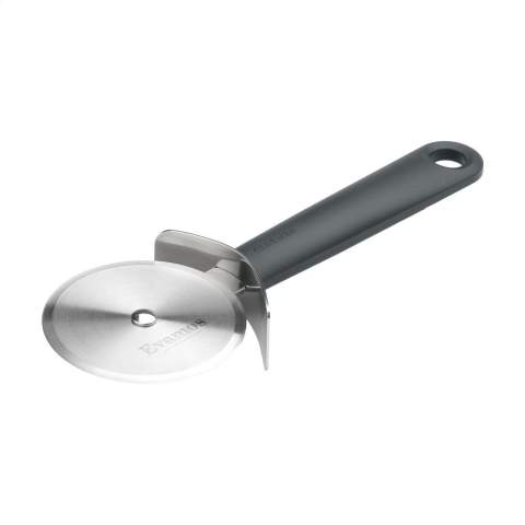 Coupe à pizza/à pâte Brabantia pour couper la pâte, la pizza et les pizzas à la poêle. La lame rotative est tranchante, a un grand diamètre et est fabriquée en acier inoxydable de haute qualité. Avec poignée ergonomique en plastique et œillet de suspension. Avec étui de protection transparent et bouton-pression. Passe au lave-vaisselle. 100% recyclable. Avec 5 ans de garantie fabricant.