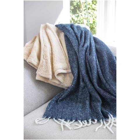 La couverture tricotée Dolly ajoute chaleur et style à tout espace de vie.
Fabriquée à partir d’un mélange doux mais durable de 90 % de polyester recyclé certifié GRS et de 10 % d’acrylique, elle offre un confort qui vous fait du bien. Avec ses 125 x 150 cm, c’est la taille idéale pour rester bien au chaud à la maison, au bureau ou partout où vous avez besoin d’une couche supplémentaire.