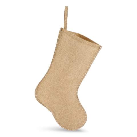 Deze charmante, rustieke kerstsok in jute-stijl is een geweldige aanvulling op je kerstdecor. Het decoratieve stiksel aan de rand voegt een persoonlijk, handgemaakt tintje toe. Deze kerstsok is zowel een mooi decorstuk als een praktische manier om feestelijke verrassingen in te bewaren.