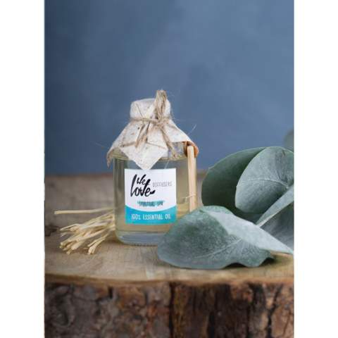 A luxurious fragrance gift set from the 'We Love The Planet' brand, products designed to produce an intense fragrance experience: • Spiritual Spa diffuser (50 ml) consists of a consists of several different 100% essential oils, that when mixed together, provide the most intense fragrance experience. This relaxing and refreshing fragrance oil has a neutralising effect that combines eucalyptus, mint, lavender, rosemary, tea tree and basil. With just 2-3 sticks, these diffusers can last between 7 to 9 weeks with normal use. Includes 2 bunches of small kajute sticks. • Coconut candle Charming Chestnut made from 100% soy wax. Contains no chemicals, is environmentally friendly and biodegradable. The wick is made from unbleached cotton. This candle will produce no less than 40-45 burning hours and has a creamy exotic scent of coconut. Each set is supplied in a kraft gift box.