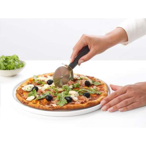 Coupe à pizza/à pâte Brabantia pour couper la pâte, la pizza et les pizzas à la poêle. La lame rotative est tranchante, a un grand diamètre et est fabriquée en acier inoxydable de haute qualité. Avec poignée ergonomique en plastique et œillet de suspension. Avec étui de protection transparent et bouton-pression. Passe au lave-vaisselle. 100% recyclable. Avec 5 ans de garantie fabricant.