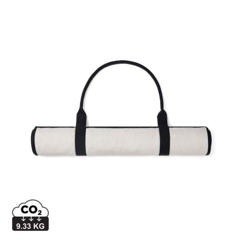 Allez à la plage avec style et confort grâce à ce tapis de plage élégant. Fabriqué en toile recyclée de 340 g/m². Le tapis de plage est équipé d'une poignée pratique pour le rouler et le transporter facilement, et d'une poche. Parfait pour ranger vos affaires de plage. Le tapis est légèrement rembourré pour plus de confort. La toile n'est ni teintée ni blanchie, ce qui élimine l'impact des produits chimiques sur l'environnement. Fabriqué à partir de matériaux 100 % recyclés, ce sac renforce notre engagement en faveur d'un approvisionnement responsable. Il est doté de la technologie de traçage AWARE™, qui valide l'utilisation authentique de matériaux recyclés. 2 % des recettes de chaque produit vendu seront reversés à Water.org.