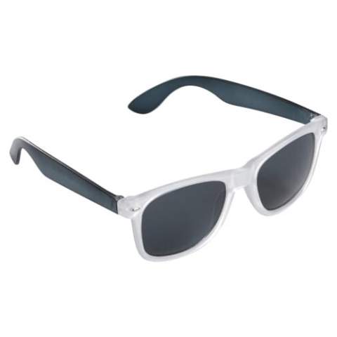 Trendy zonnebril met frosty kleurige pootjes en frame. De lens heeft een UV400 filter en biedt de ogen bescherming op een zonnige dag.