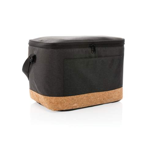 Sac isotherme Impact AWARE™ XL rPET two tone avec détail en liège, extérieur est fait de polyester recyclé à 50 % et la doublure est en PEVA. Ouverture large, vous pouvez facilement tout emballer, de vos boissons et collations préférées à un déjeuner plus important. Le sac isotherme peut contenir jusqu'à 12 canettes. L'extérieur est avec le traceur AWARE™ qui valide l'utilisation authentique de matériaux recyclés. Chaque sac a réutilisé 7,1 bouteilles PET de 0,5 litre. 2% des recettes de chaque produit Impact vendu seront reversés à Water.org.<br /><br />PVC free: true