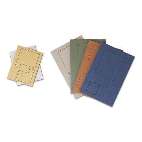 4 cartes en bois avec des pièces à pousser, emballées dans une boîte de cartes à jouer (format). Assemblez les pièces et créez un puzzle coloré amusant. Un espace est prévu au dos de la boîte certifiée FSC pour l'impression d'un logo.
