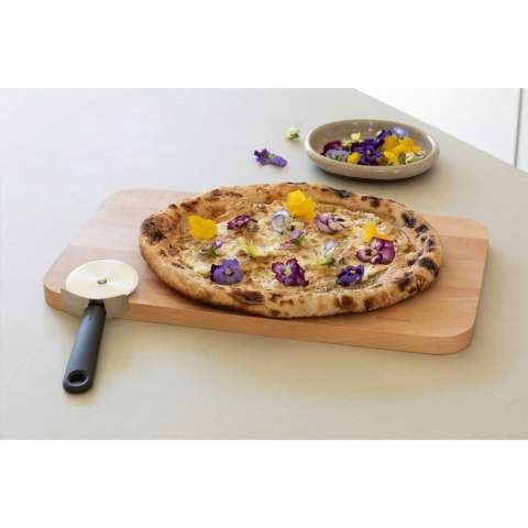 Coupe à pizza/à pâte Brabantia pour couper la pâte, la pizza et les pizzas à la poêle. La lame rotative est tranchante, a un grand diamètre et est fabriquée en acier inoxydable de haute qualité. Avec poignée ergonomique en plastique et œillet de suspension. Avec étui de protection transparent et bouton-pression. Passe au lave-vaisselle. 100% recyclable. Avec 5 ans de garantie fabricant.