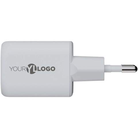 Das 35-W-GaN²-Ultra-Wandladegerät ist kompakter und leistungsstärker als je zuvor. Mit seinem kompakten Design und seiner Dual-Port-Funktionalität ist dieses Wandladegerät perfekt für Ihre Reisen, Ihr Büro oder Ihr Zuhause. Um Abfall zu vermeiden und einen Beitrag zu einer nachhaltigeren Zukunft zu leisten, besteht das Ladegerät zu 97 % aus recyceltem Kunststoff. Output: 1 USB-C 35 W Stromversorgung und 1 USB-A 18 W Schnellladung 3.0. Wird mit einem Benutzerhandbuch geliefert.