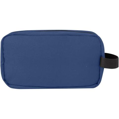 Pochette pour accessoires de voyage  en toile recyclée certifiée GRS et doublure en RPET certifiée GRS. Dotée d'une poche frontale zippée et d'un compartiment principal zippé avec des poches de rangement, et d'une sangle confortable. La plaque métallique décorative peut faire briller un logo grâce à sa finition subtile et mate. Capacité : 3,5 litres.