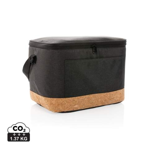 Sac isotherme Impact AWARE™ XL rPET two tone avec détail en liège, extérieur est fait de polyester recyclé à 50 % et la doublure est en PEVA. Ouverture large, vous pouvez facilement tout emballer, de vos boissons et collations préférées à un déjeuner plus important. Le sac isotherme peut contenir jusqu'à 12 canettes. L'extérieur est avec le traceur AWARE™ qui valide l'utilisation authentique de matériaux recyclés. Chaque sac a réutilisé 7,1 bouteilles PET de 0,5 litre. 2% des recettes de chaque produit Impact vendu seront reversés à Water.org.<br /><br />PVC free: true