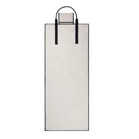 Allez à la plage avec style et confort grâce à ce tapis de plage élégant. Fabriqué en toile recyclée de 340 g/m². Le tapis de plage est équipé d'une poignée pratique pour le rouler et le transporter facilement, et d'une poche. Parfait pour ranger vos affaires de plage. Le tapis est légèrement rembourré pour plus de confort. La toile n'est ni teintée ni blanchie, ce qui élimine l'impact des produits chimiques sur l'environnement. Fabriqué à partir de matériaux 100 % recyclés, ce sac renforce notre engagement en faveur d'un approvisionnement responsable. Il est doté de la technologie de traçage AWARE™, qui valide l'utilisation authentique de matériaux recyclés. 2 % des recettes de chaque produit vendu seront reversés à Water.org.
