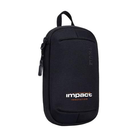 Kompaktes Etui aus Nylon/Polyester der Marke Thule. Ideal zum Aufbewahren und Transportieren von Kabeln, Ladegeräten und anderen kleinen Accessoires. Das Etui hat auch Platz für persönliche Gegenstände wie Reisepass, Führerschein oder Schlüssel. Es ist mit einem robusten Reißverschluss und verschiedenen Staufächern ausgestattet. Passt problemlos in eine Tasche oder einen Rucksack, perfekt für unterwegs.